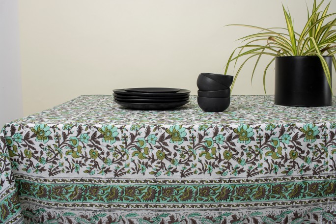 Revitalize Your Dining Space with Trendy Table Covers and Napkins