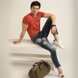 HOW TO WEAR SIDE STRIPE JEANS PANTS WITH A SPORTY LOOK?